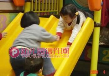 小班健康课件PPT《安安全全玩滑梯》PPT课件图片