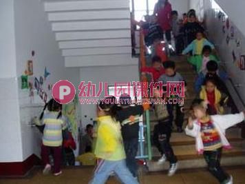 中班安全课件PPT《上下楼梯注意安全》PPT课件图片