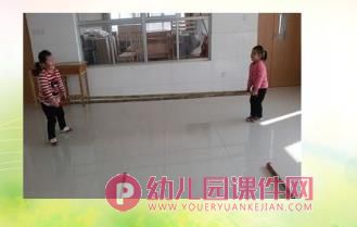 中班户外活动课件PPT《跳竹竿》PPT课件图片